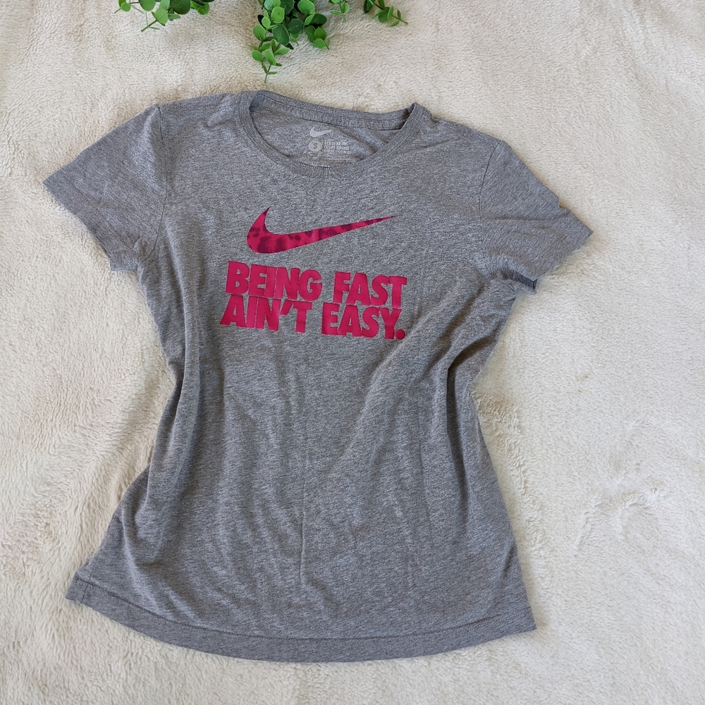 🌷3/15🌷 Nike Grey and Pink Regular Fit Tshirt Size S